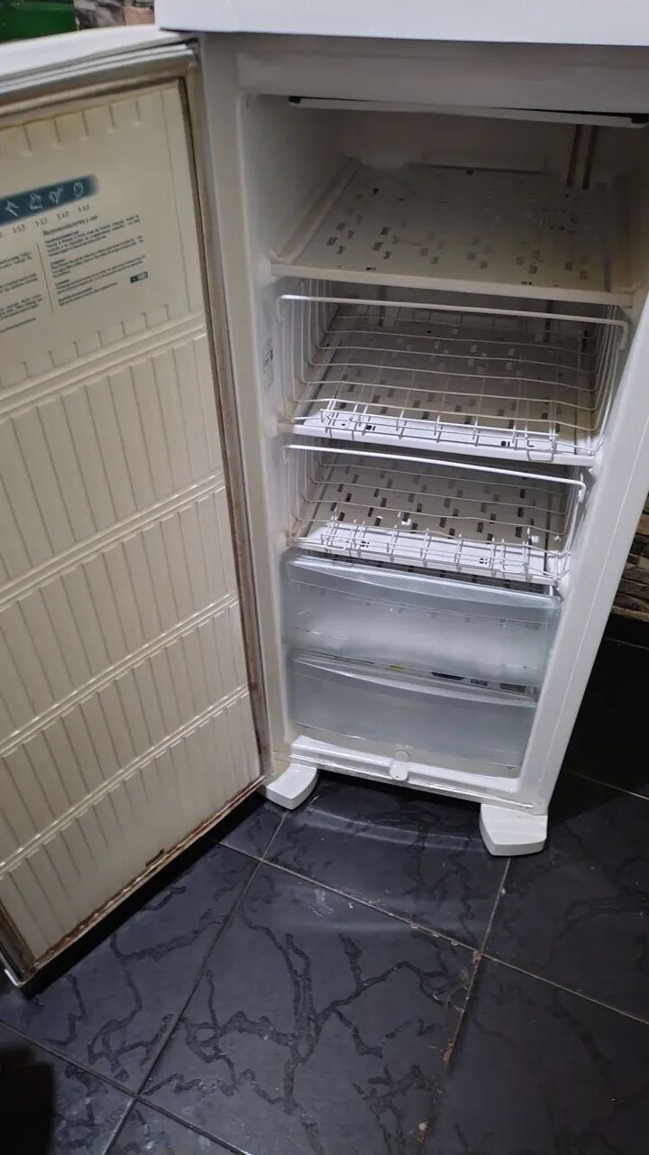 Freezer vertical Electrolux funcionando perfeitamente  - Foto 4