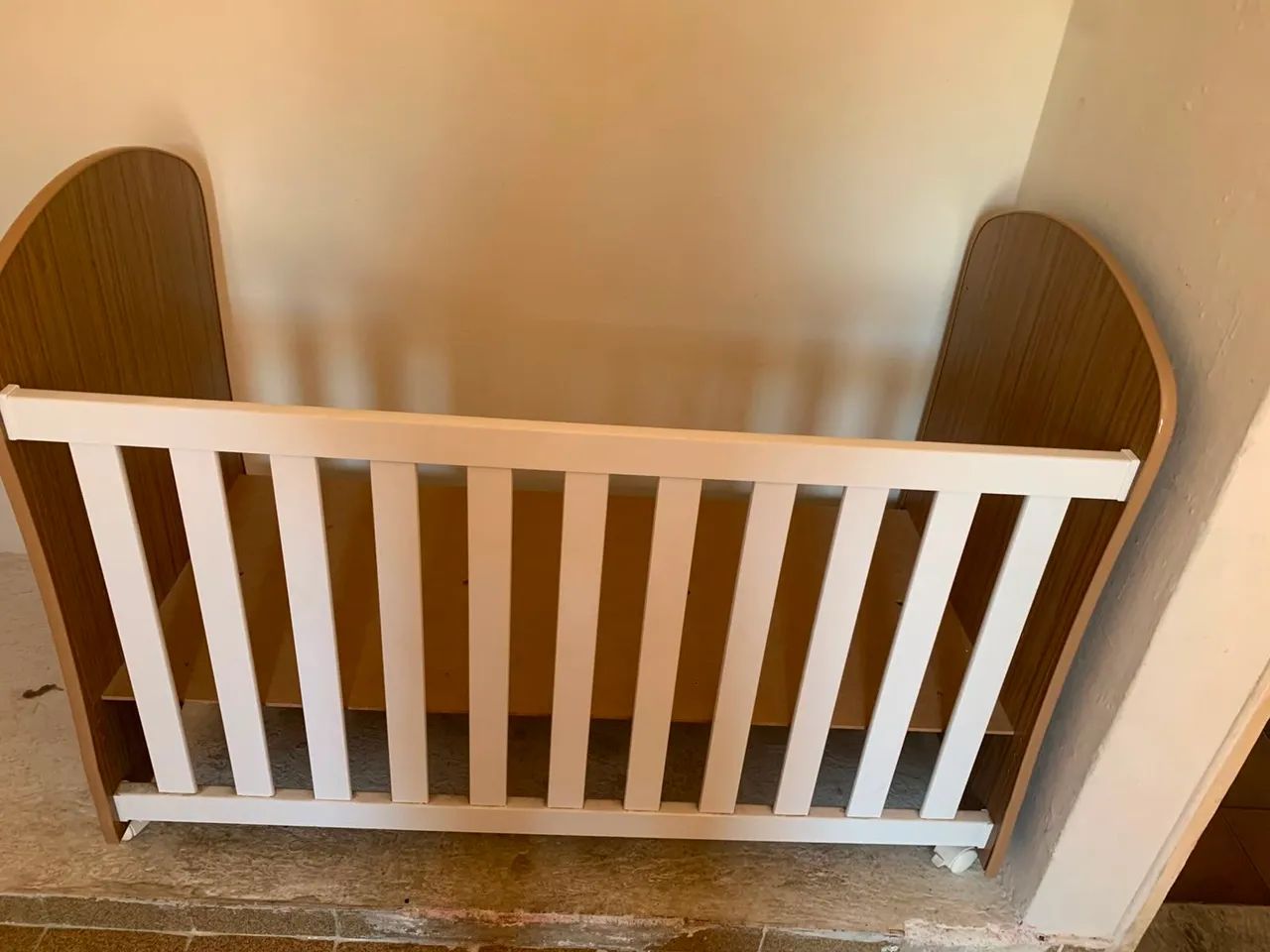 Vendo berço americano que vira cama completo, o resto das pecas estao guardados.