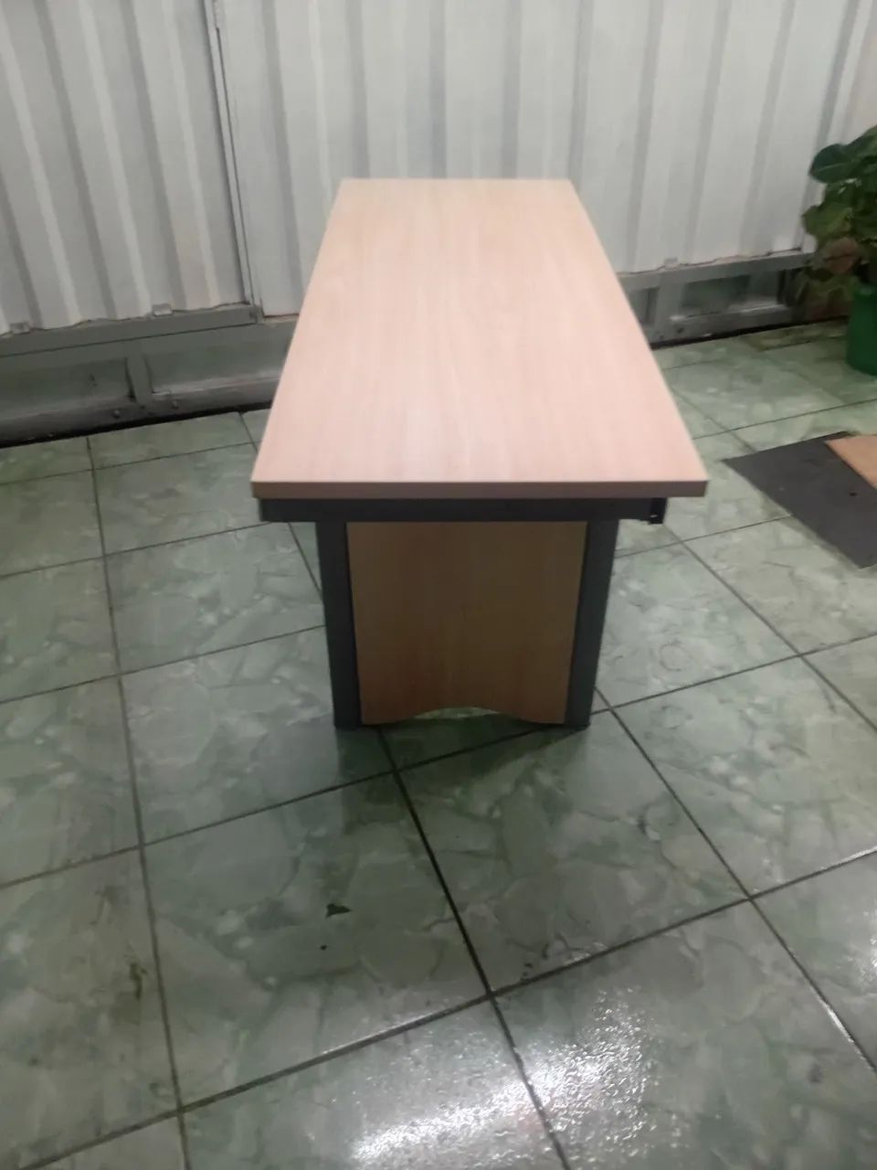 Mesa de madeira com base de ferro65115993236483124