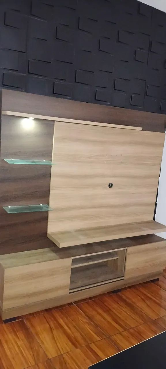 Estante semi nova,  pouco usada , com detalhes de vidro e Led funcionando normalmente 