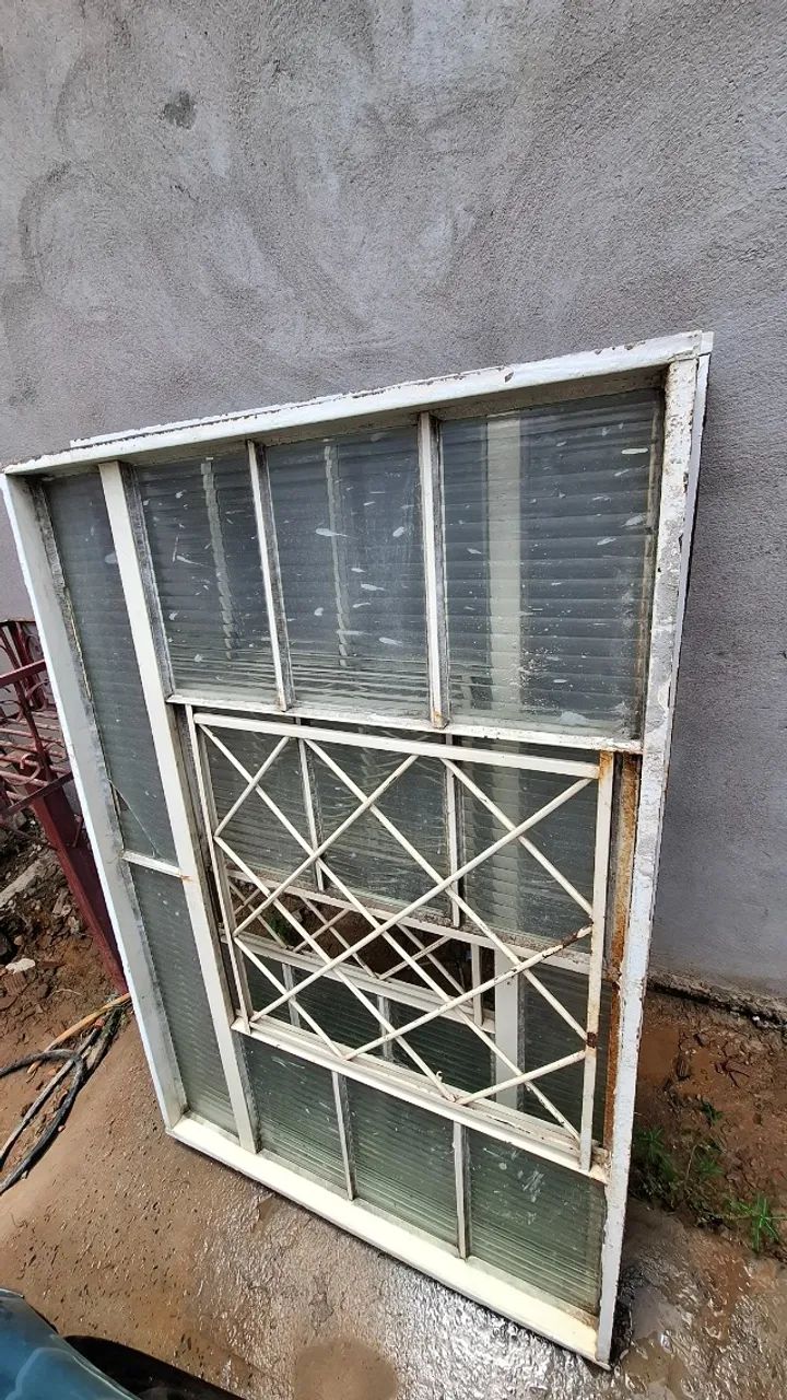 Portão com grades. Janelas e porta - Foto 2