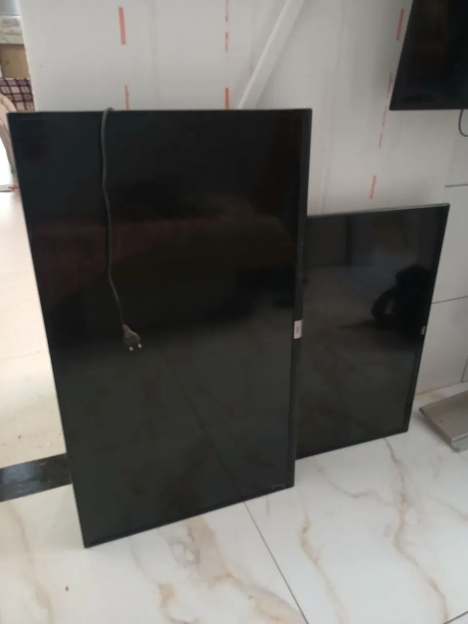 2 TVs retirada de peças 