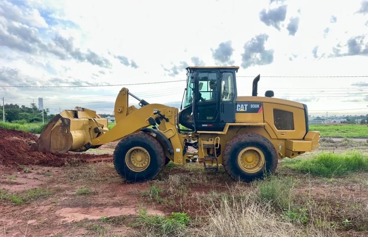Pá Carregadeira Caterpillar 938K ano 2015, com 17.650 horas, em SP