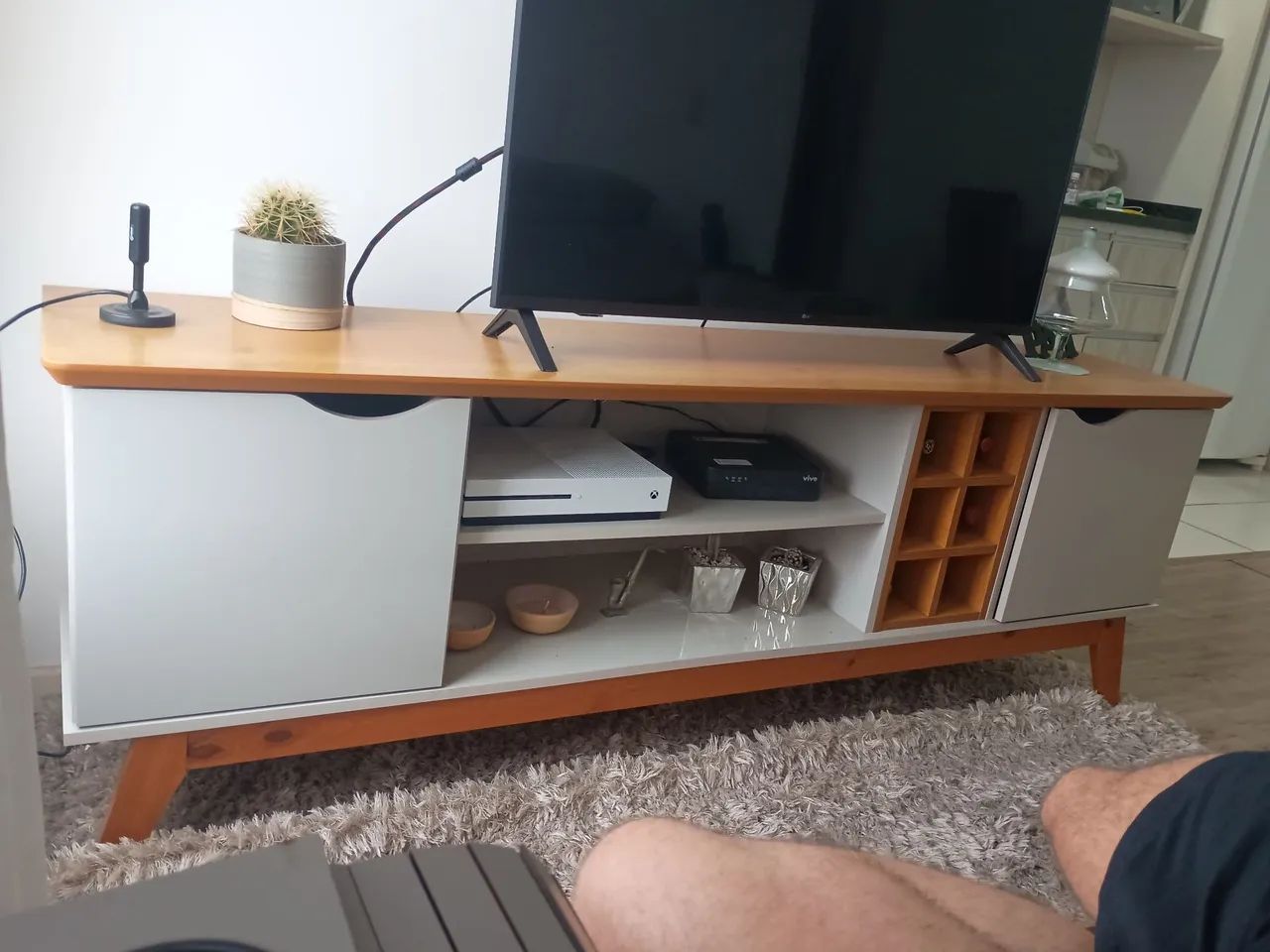 Rack Bancada para TV até 60 polegadas com Adega Retrô 1,80m Prisma Cinamomo / Off White  - Foto 3