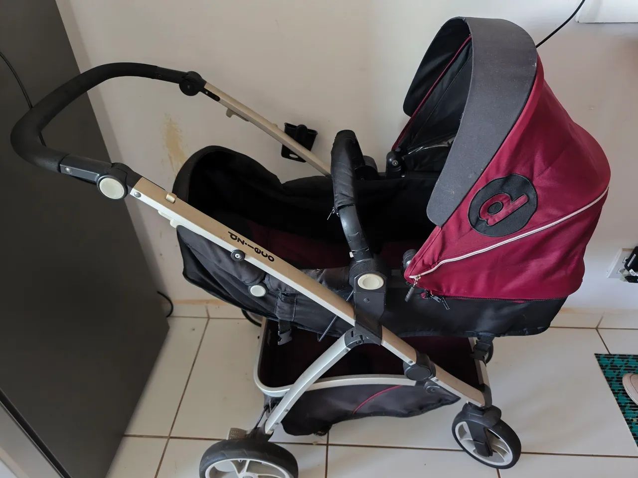 Carrinho de bebê com bebê conforte e suporte  - Foto 2