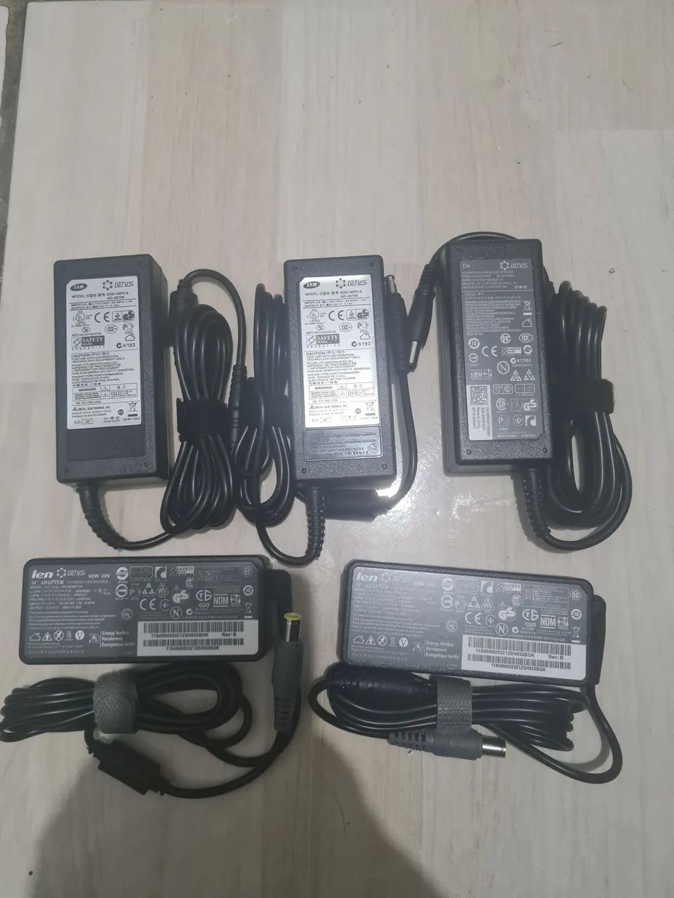 Lote com 5 fontes de notebook