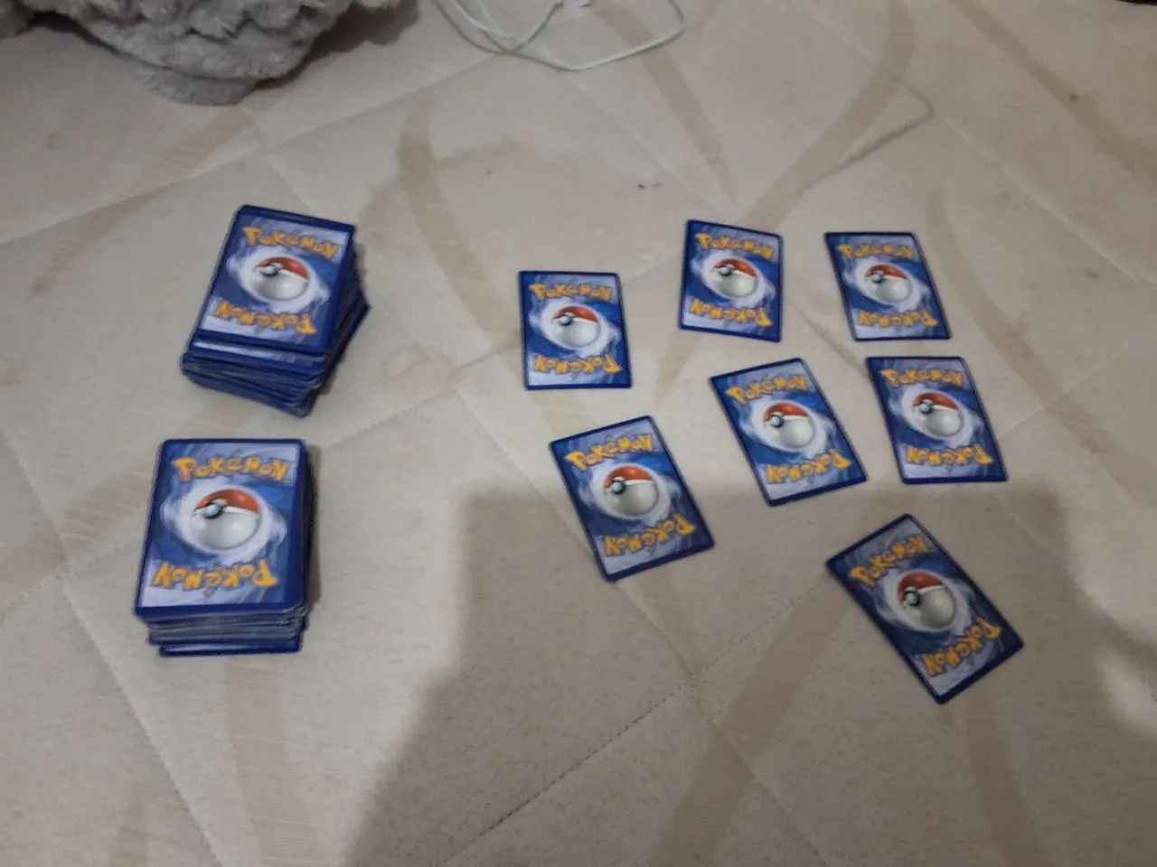 250 cartas de pokemom e 7 raras - Foto 2