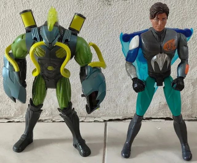 Bonecos Max Steel e Toxzon Garras