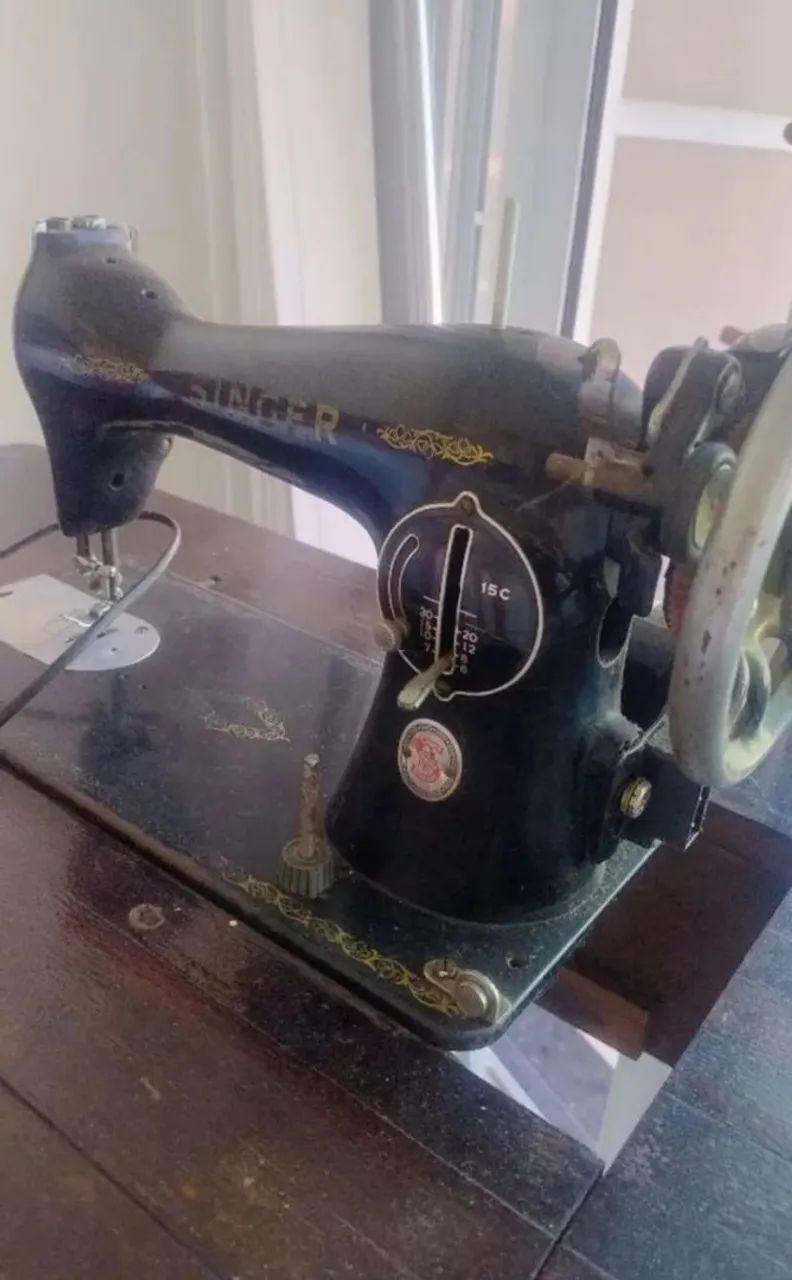 Máquina de costura Singer antiga - Foto 4