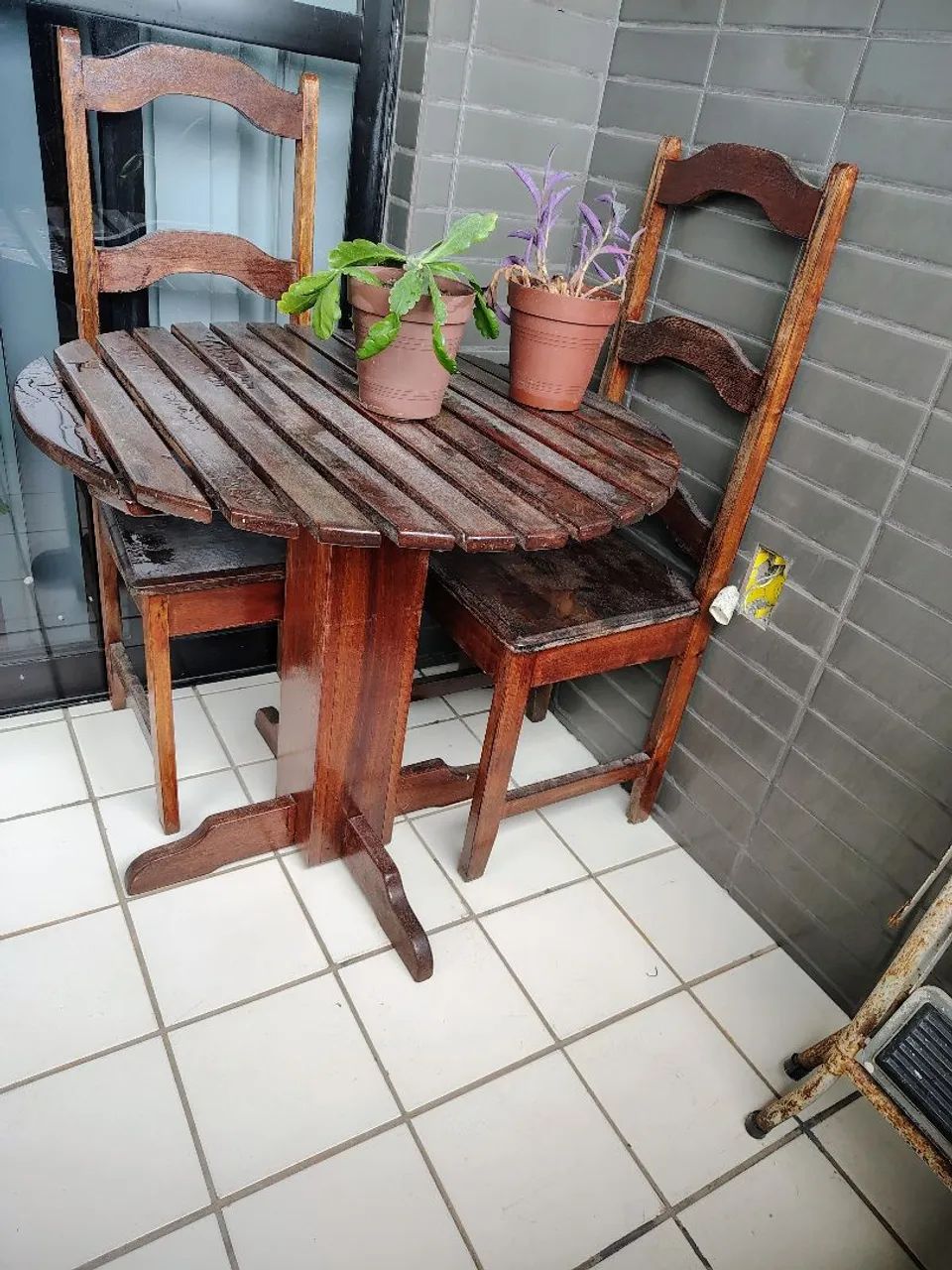 Mesa com 3 cadeiras em madeira -Valor negociável- - Foto 2