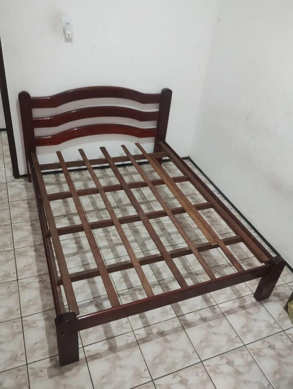 Cama em madeira Massaranduba.