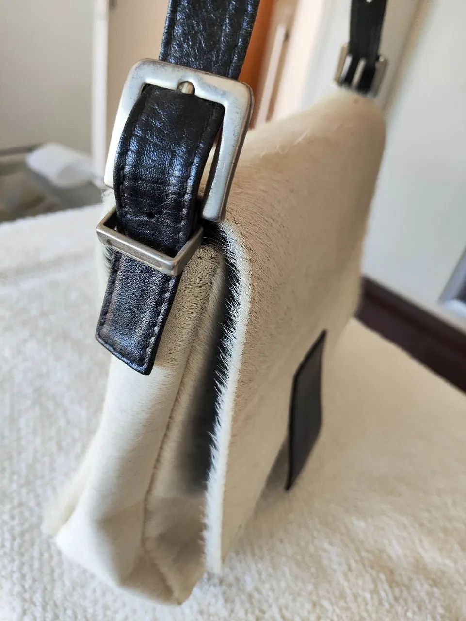 Bolsa Luiza Barcelos couro legítimo e pelos, preta e off white - Foto 3