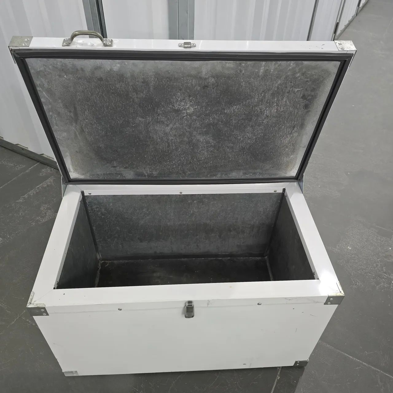 Caixa Térmica Cooler 100 litros aço - Foto 2