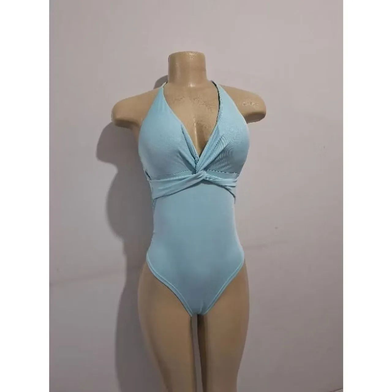 Body feminino com decote 