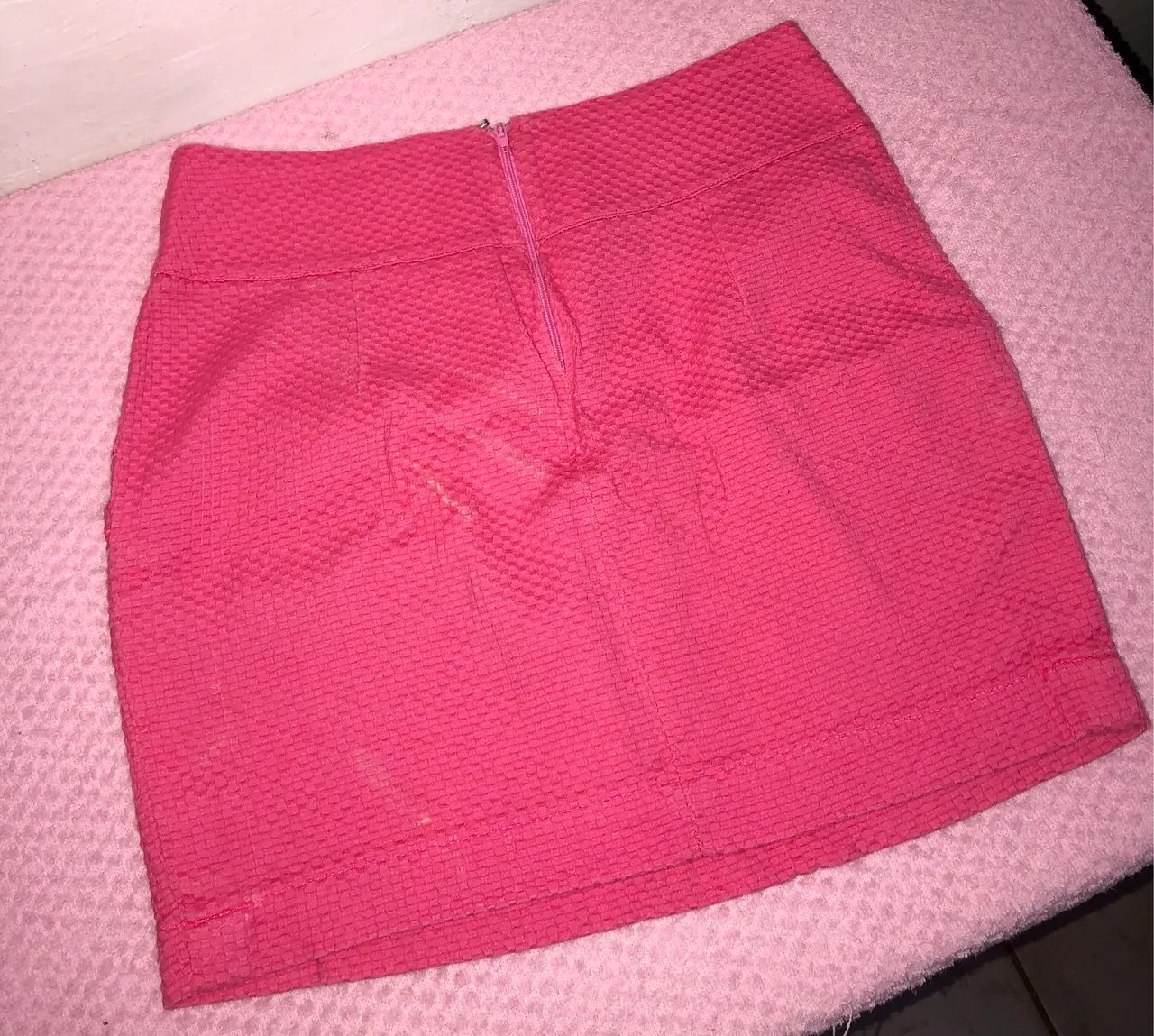 Minissaia Rosa Texturizada com Bolsos e Zíper Traseiro - Foto 2