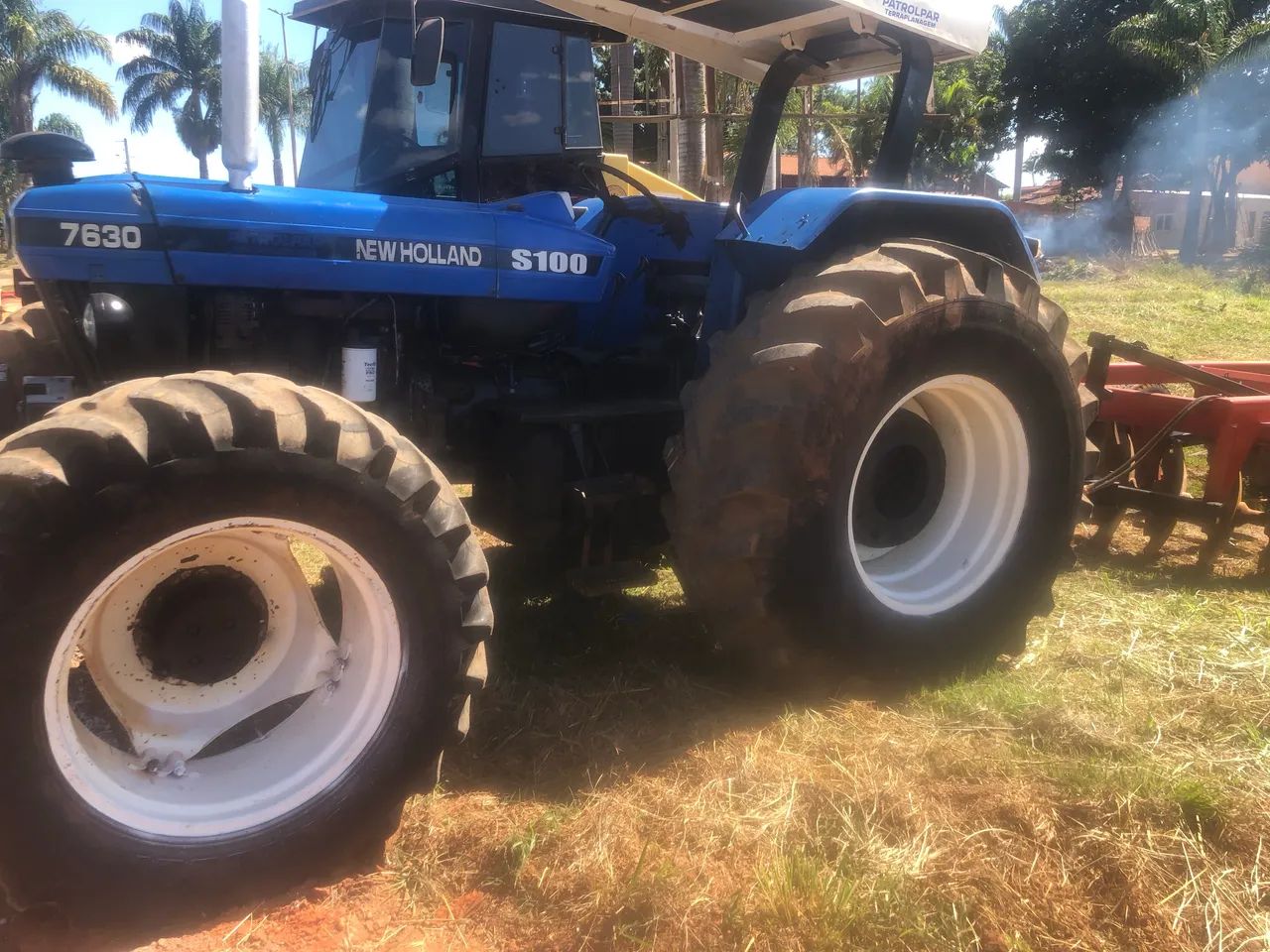 Vede trator com grande transado reduzido grande nova muito bom telefone *