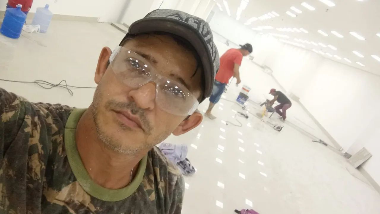 Pedreiro disponível 
