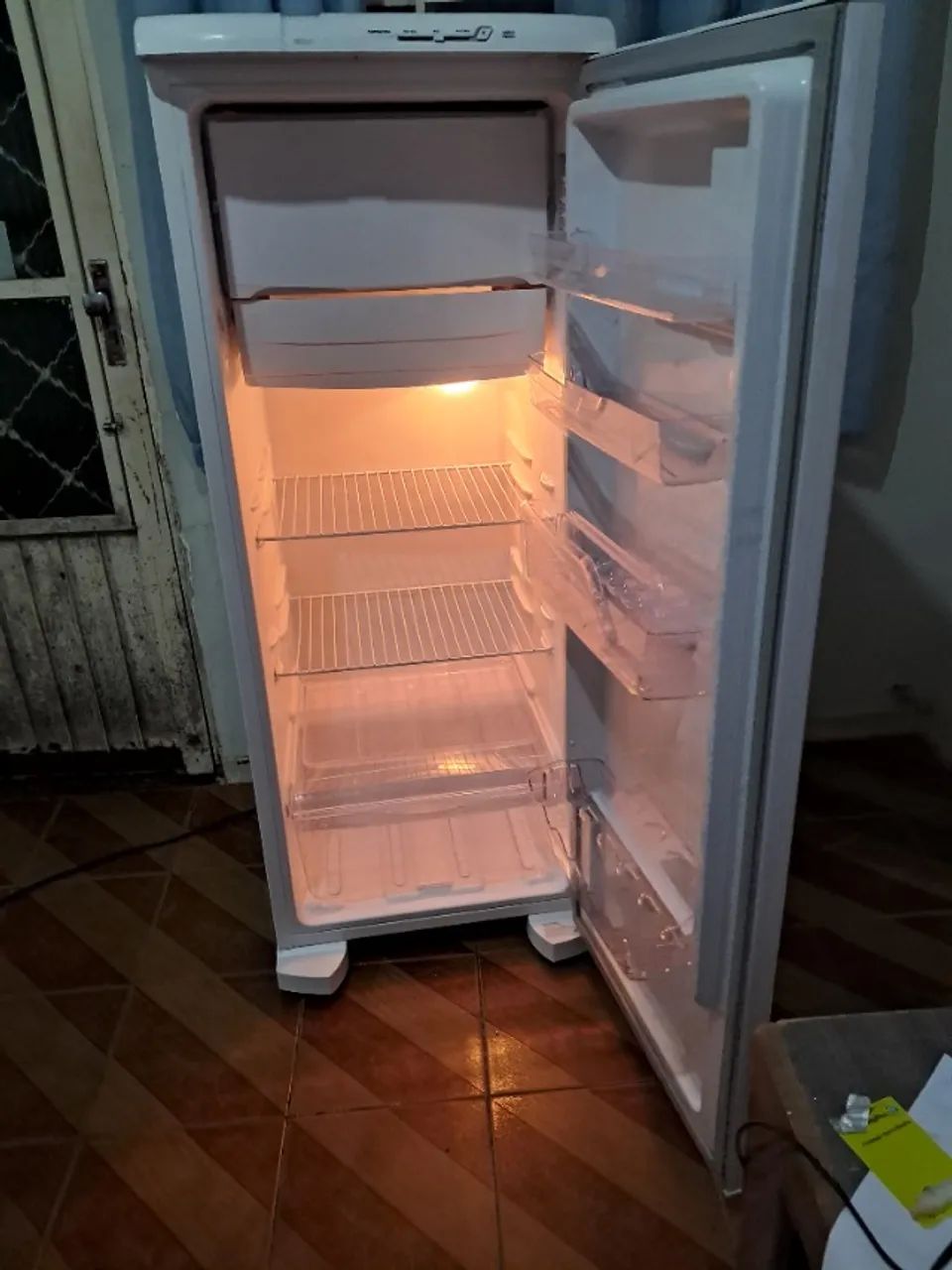 Geladeira electrolux 240 litros - Foto 2