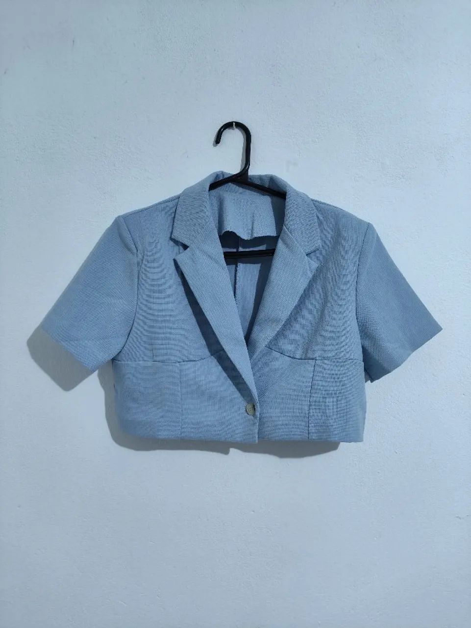 blazer cropped manga curta azul bebê elegante com ombreiras - Foto 2