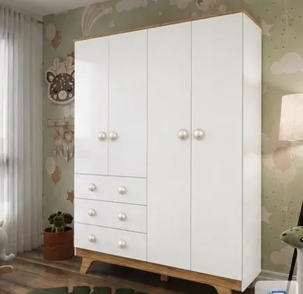 Guarda roupa 4 portas com 3 gavetas e dois cabideiros