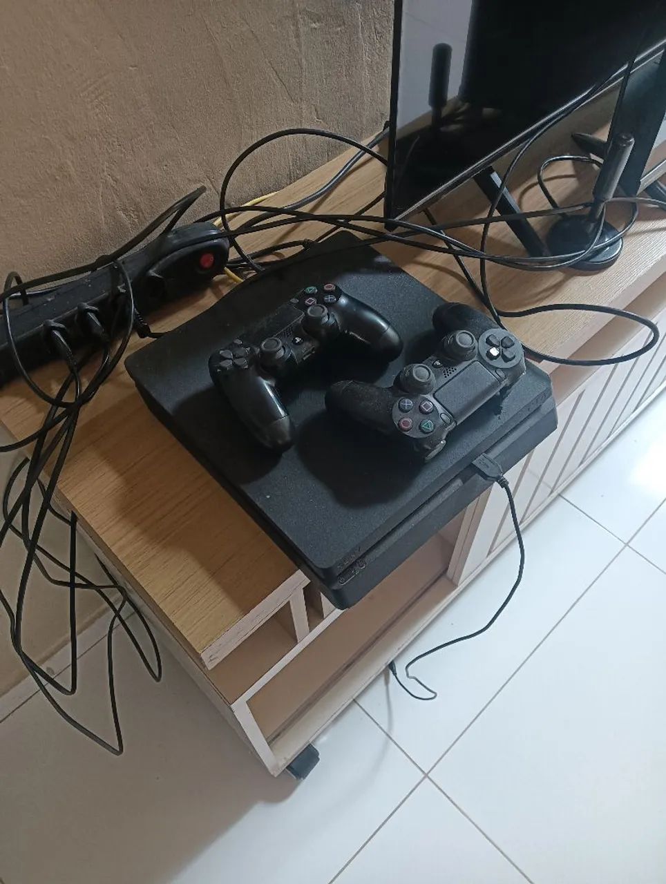 Vendo ps4 com 2 controle e jogo  - Foto 2
