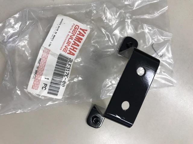 Suporte emplema frontal RDZ 125 23LF317E00 novo - Foto 3