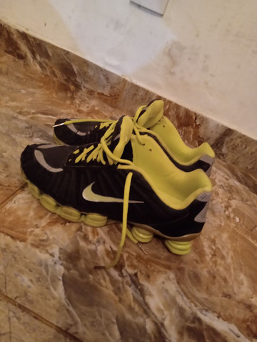 tenis com mola embaixo