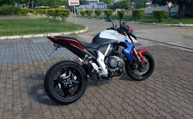 CB1000 DISPONÍVEL 2015 ÚNICO DONO ANO 2015