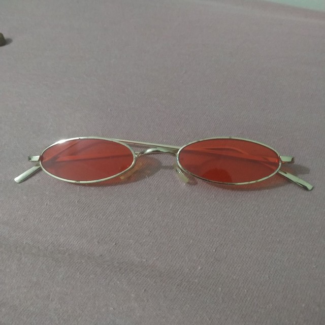 óculos de sol com lente vermelha 