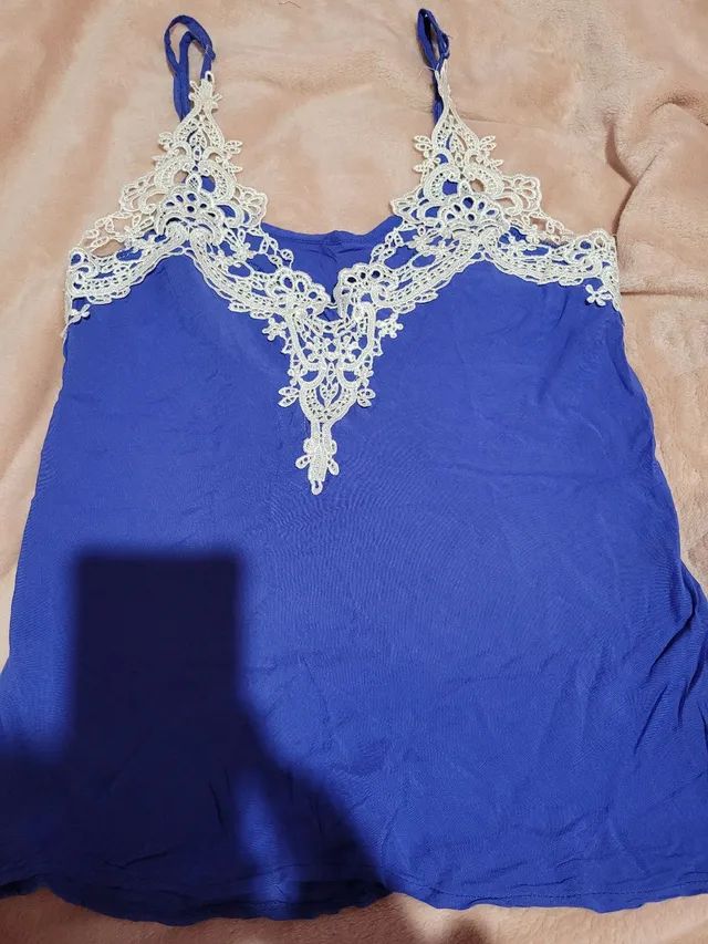 Regata azul com detalhes em renda branco 