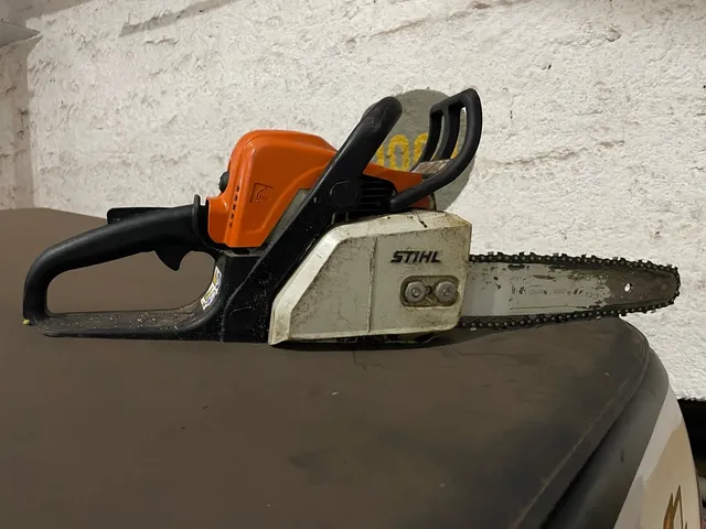 STIHL - Recomendada para atividades de corte de lenha, poda, serviços leves  e uso ocasional em pequenas propriedades, a motosserra STIHL MS 170 possui  elementos que facilitam a operação, além do desenho