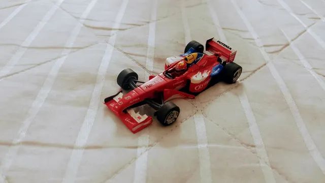 Carros de corrida antigos em réplicas perfeitas em miniatura