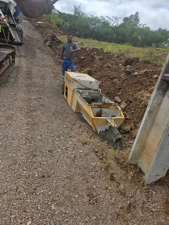 Extruzora de meio fio com sargeta 