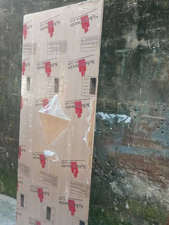 Porta de quarto frisada. Nova 