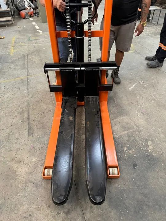 Empilhadeira manual NOVA (patinha x paleteira) - Foto 4