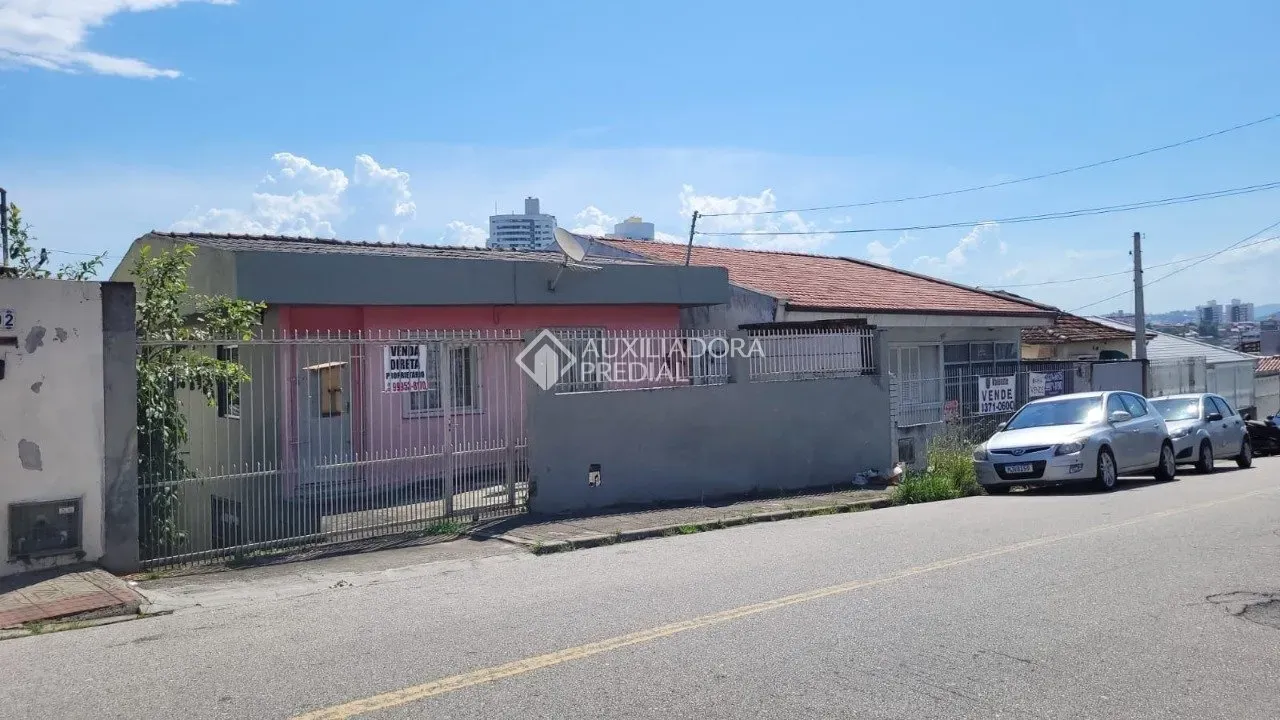 Oportunidade Única! Casa Espaçosa com Potencial Residencial e Comercial
