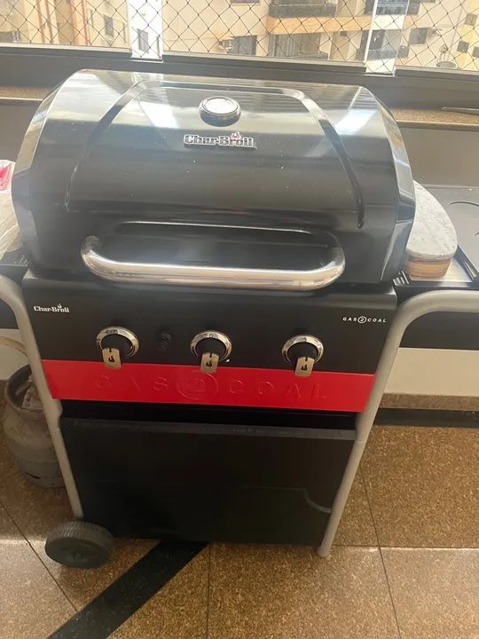 Churrasqueira Char-Broil a carvão e a gas