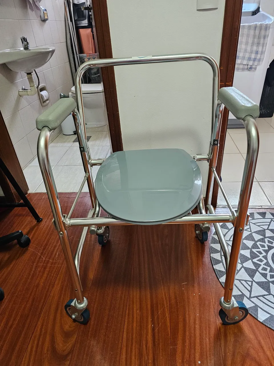 Cadeira de rodas para banheiro