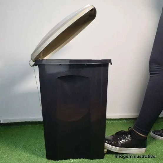 Lixeira com Pedal 48L Cor Preta Plasutil em Polipropileno Ideal para Diversos Comercios - Foto 3