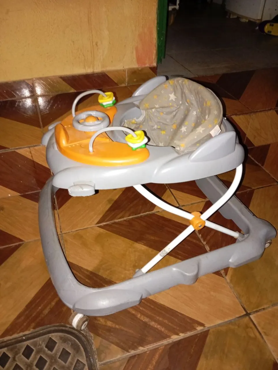 Andador Infantil Cinza - Diversão e Segurança