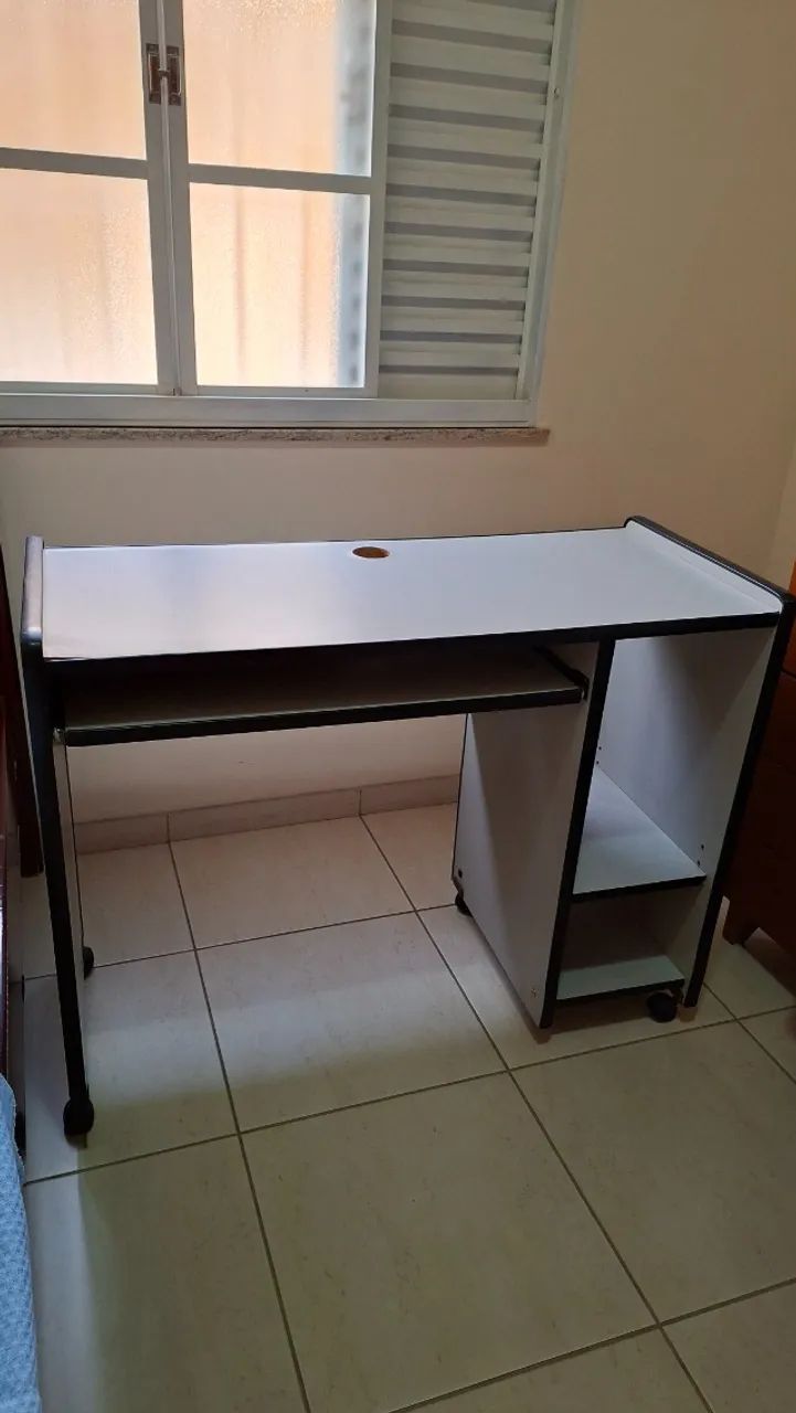 Mesa para Computador com suporte para teclado, cor cinza.