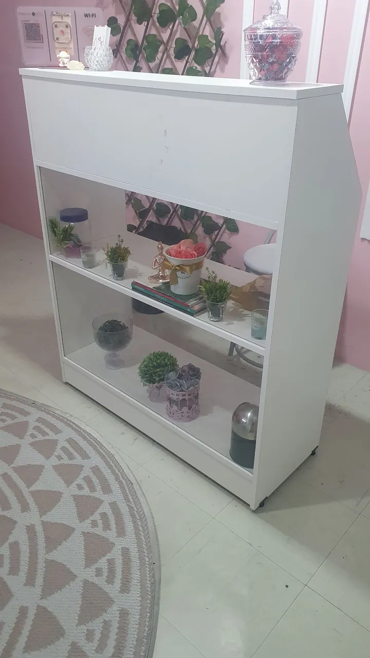 Balcão Expositor Branco com Prateleiras