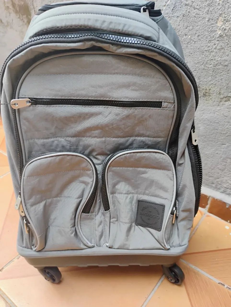 Mochila de rodinhas cinza