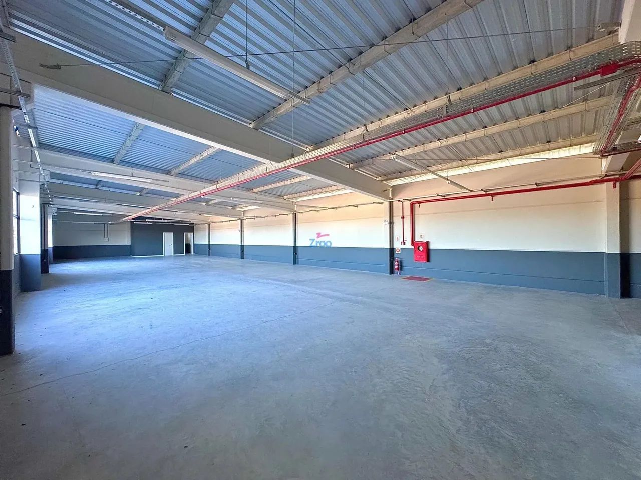 Sala comercial no Bairro do Salto, com 300m² - Zrooimoveis