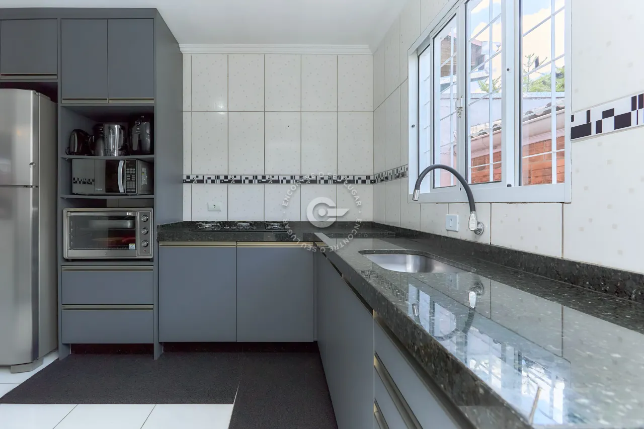 Sobrado à venda no Capão da Imbuia | 3 quartos | 2 vagas | 2 casas nos fundos