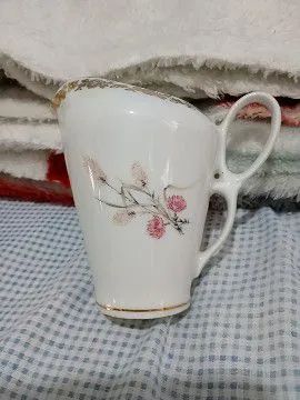 Leiteirinha de  Porcelana Antiga com Detalhes Florais