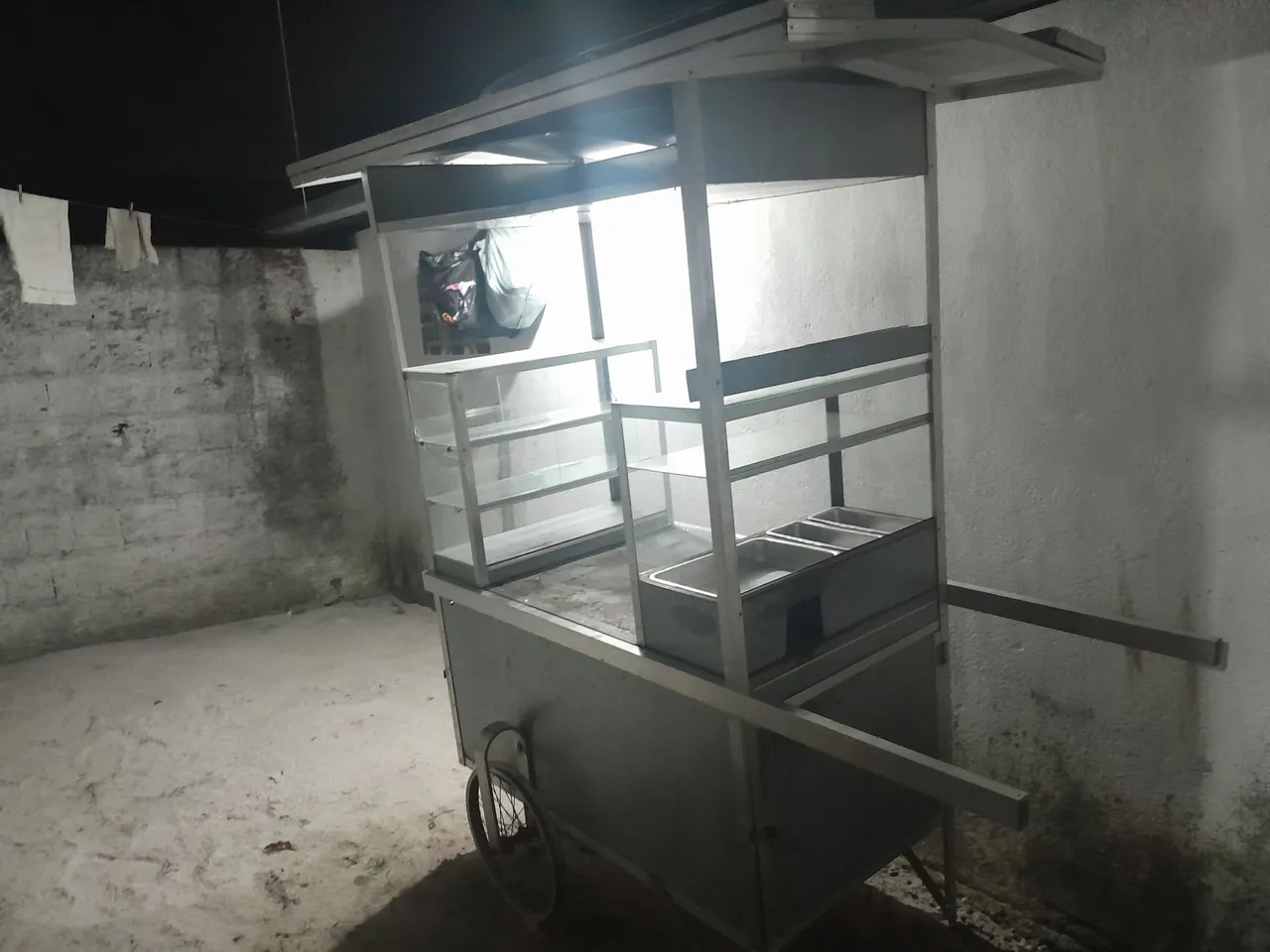 Carrinho de lanches com estrutura reforçada