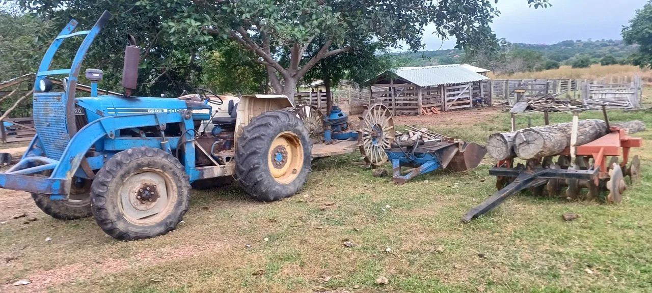 Trator Ford 6600 com Implementos Agrícolas