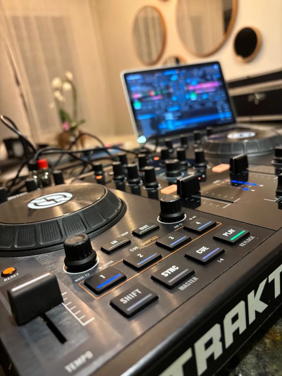 Controladora DJ Traktor S2 + MacBook Pro 11.1