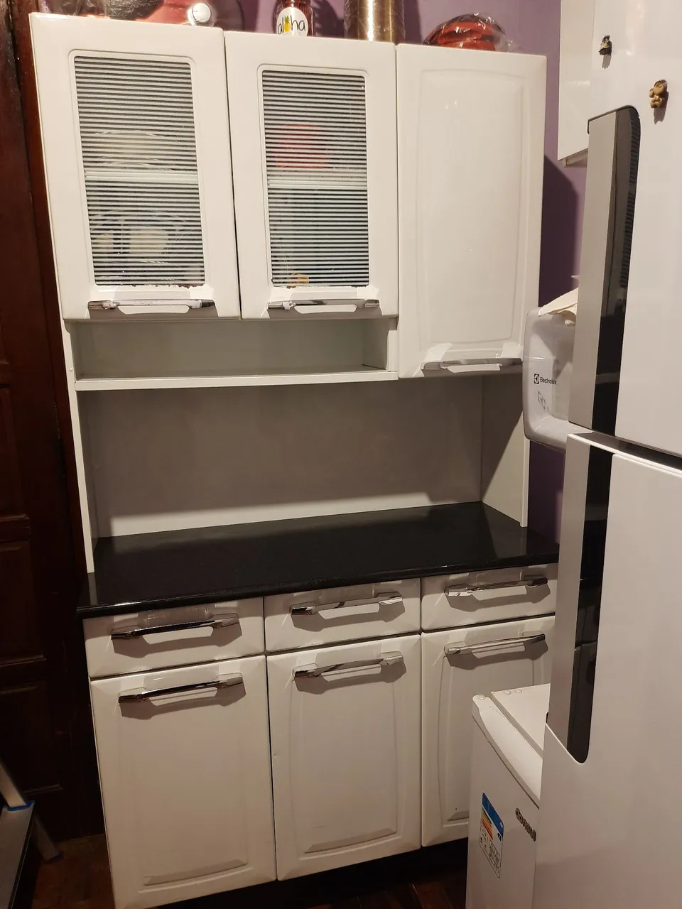 Armário de cozinha branco com bancada